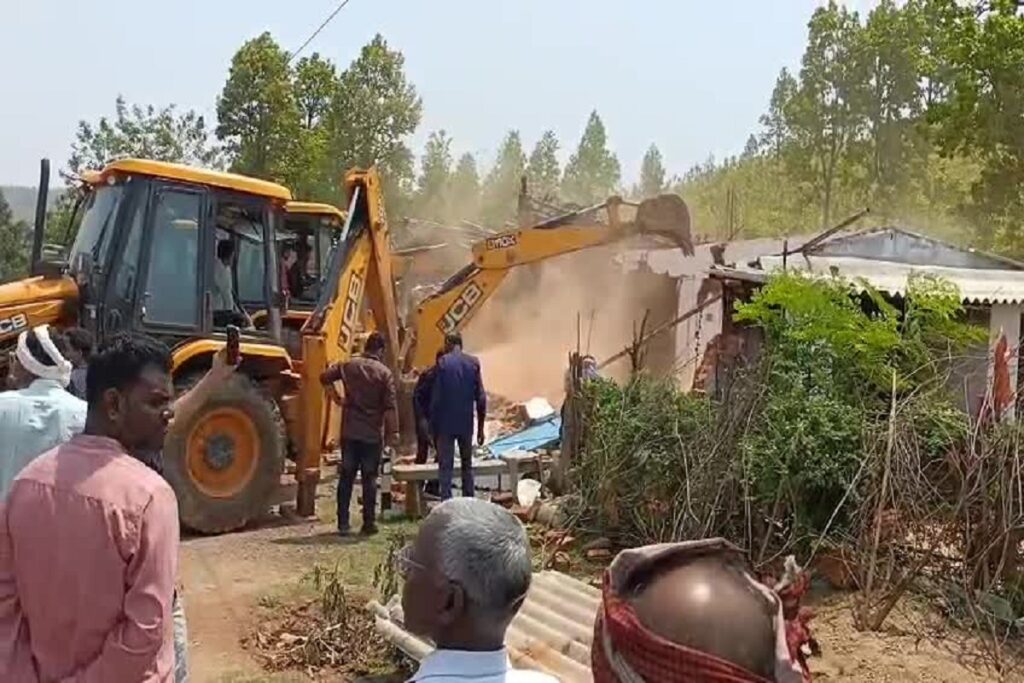 Bulldozer ran on illegal encroachment, image source: ibc24