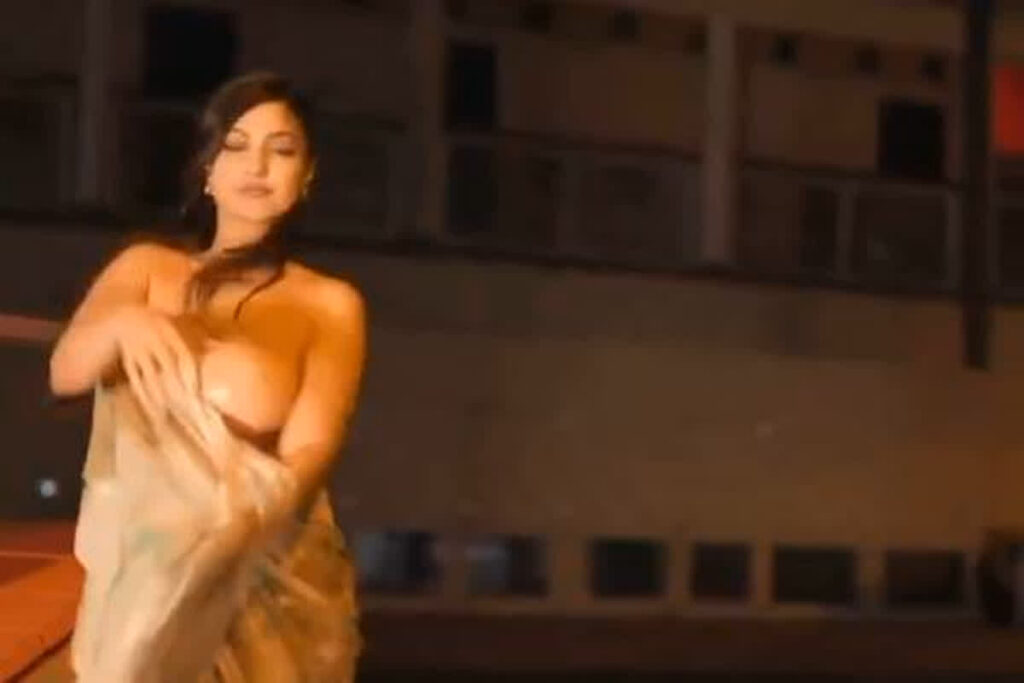 Desi Sexy Bhabhi Without Bra Video: न ब्रा...न ब्लाउज..., रील बनाने के दौरान खिसक गया देसी भाभी का पल्लू / Image Source: Screengrab