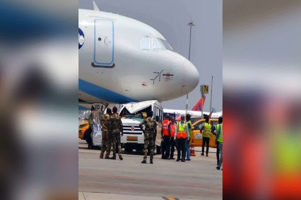 Mini Bus Hits Indigo Plane: एयरपोर्ट पर खड़ी इंडिगो की विमान को मिनी बस ने मारी टक्कर / Image Source: Viral Video