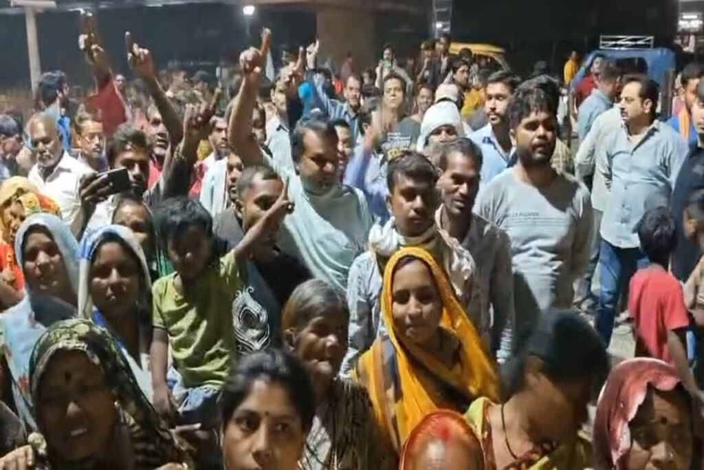 Protest Against Liquor Shop/ Image Credit: IBC24