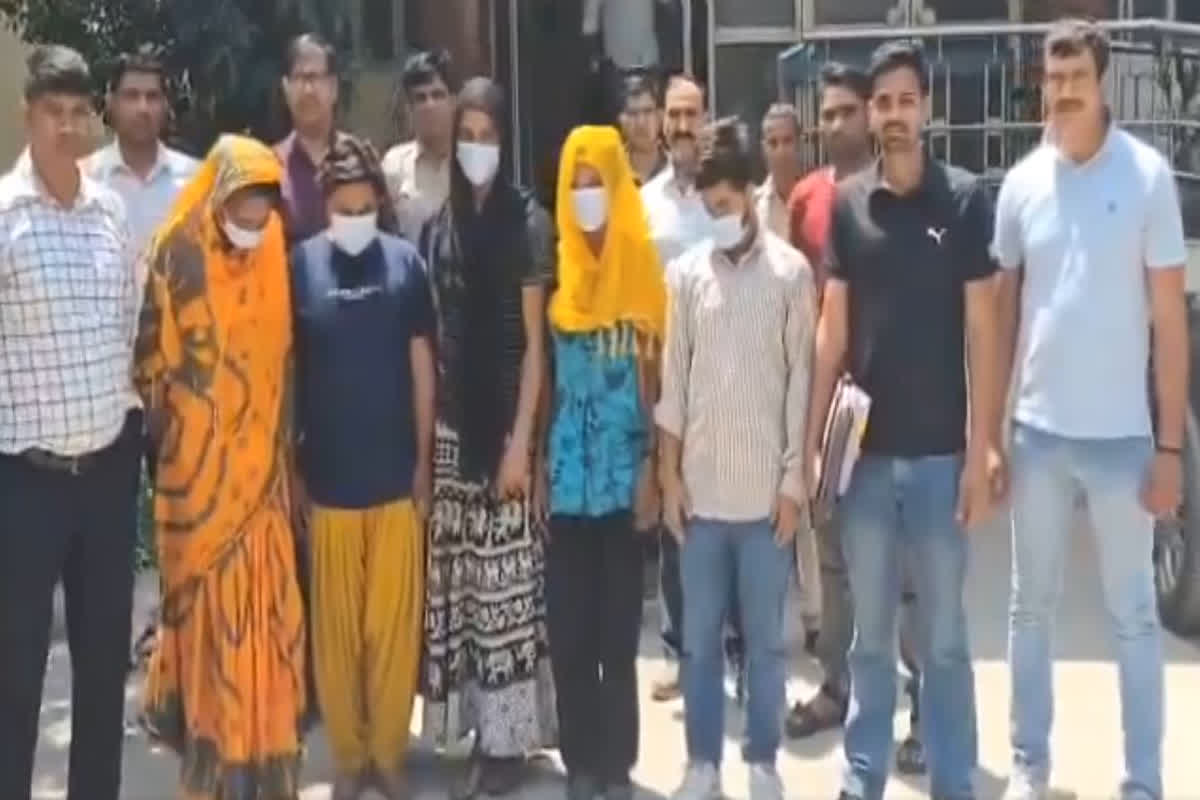 Bangladeshi Citizen Arrested: ब्रेस्ट सर्जरी कराया…हॉर्मोंस का इंजेक्शन लगवाकर बन गए किन्नर, राजधानी से पकड़े गए पांच बांग्लादेशी नागरिक