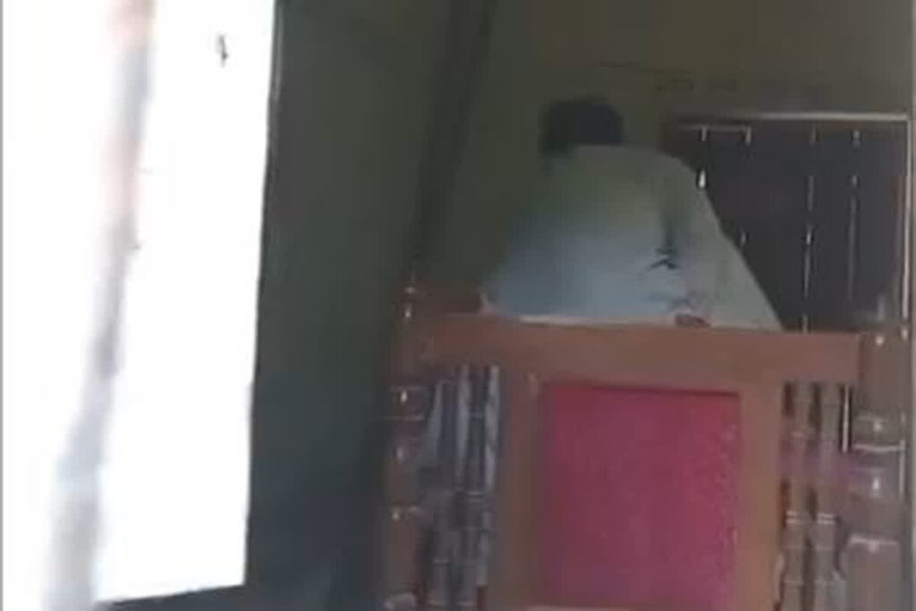 Kushinagar Assistant Professor Video Viral: कॉलेज सहायक प्राध्यापक का छात्रा के साथ संबंध बनाते वीडियो वायरल / Image source: Screengrab