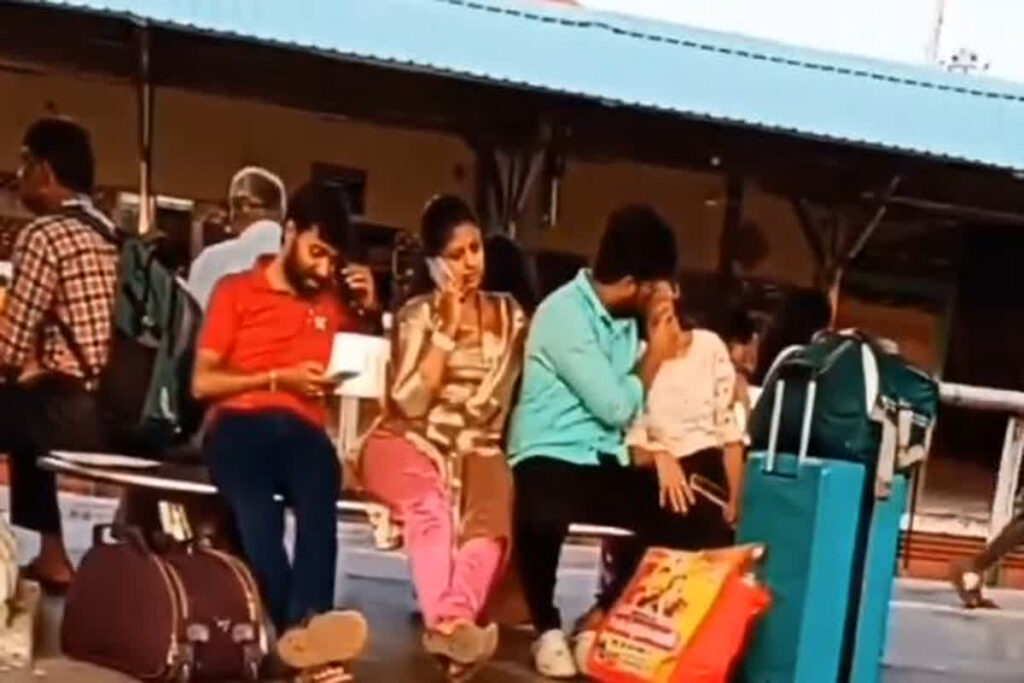 Couple Romance live Video: रेलवे स्टेशन की कुर्सी पर ही शुरू हो गए प्रेमी-प्रेमिका / Image Source: Screengrab