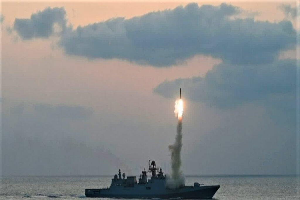 Indian Navy Video: भारतीय नौसेना ने दागी मिसाइलें! पाकिस्तान से तनाव के बीच दिखाई ताकत / Image Source: Indian Navy X