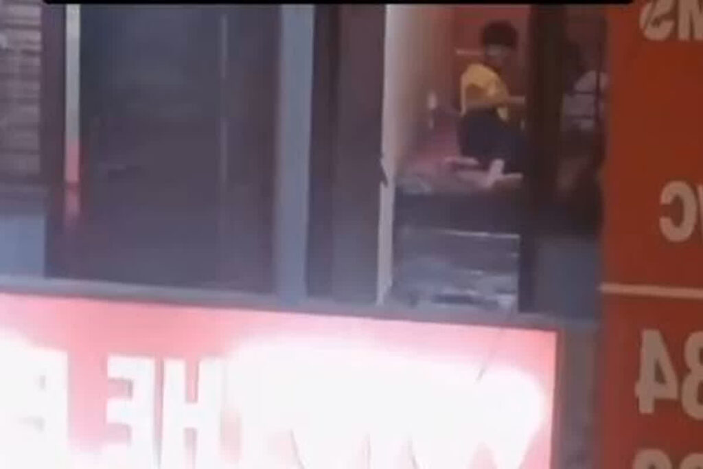 Girlfriend Boyfriend Romance Live Video: OYO में गर्लफ्रेंड-बॉयफ्रेंड कर रहे थे रोमांस / Image Source: Screengrab