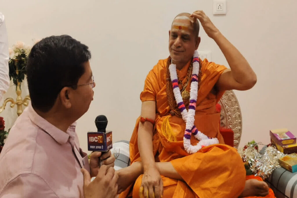 Shankaracharya on Waqf Board | Image Source | IBC24