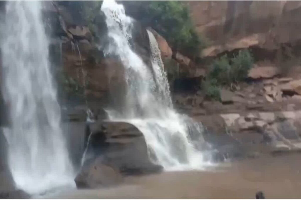 two officers died in Amritdhara waterfall, image source: ibc24