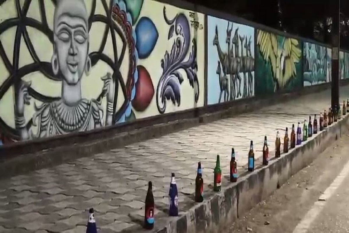 Video: सड़क किनारे बियर की बोतलों को लाइन से सजाया, जमकर वायरल हो रहा दुर्ग का ये वीडियो
