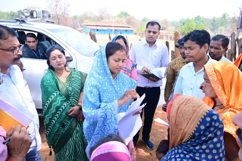 Minister Laxmi Rajwade News: ग्रामीणों का दर्द सुनकर खुद को रोक नहीं पाईं मंत्री लक्ष्मी राजवाड़े / Image Source: CG DPR