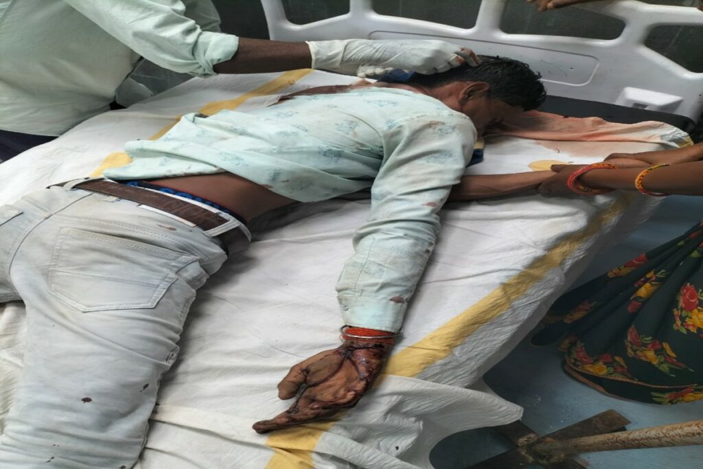 Shopkeeper Beat Customer | Source : IBC24