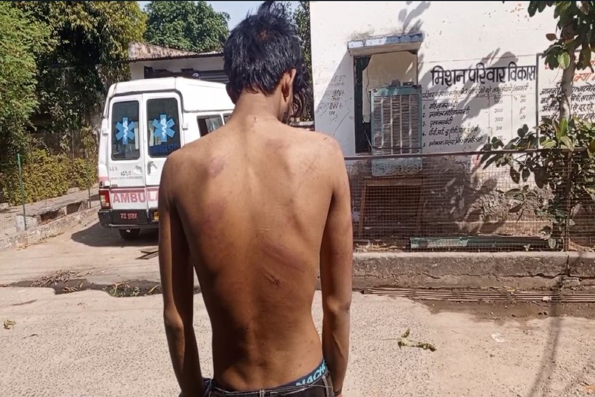 Viral video: प्रेमिका से मिलने गए प्रेमी से मारपीट, परिजनों ने बंधक बनाकर की पिटाई