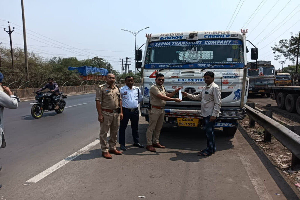 Traffic Police Action In Raipur /Image Credit: IBC24