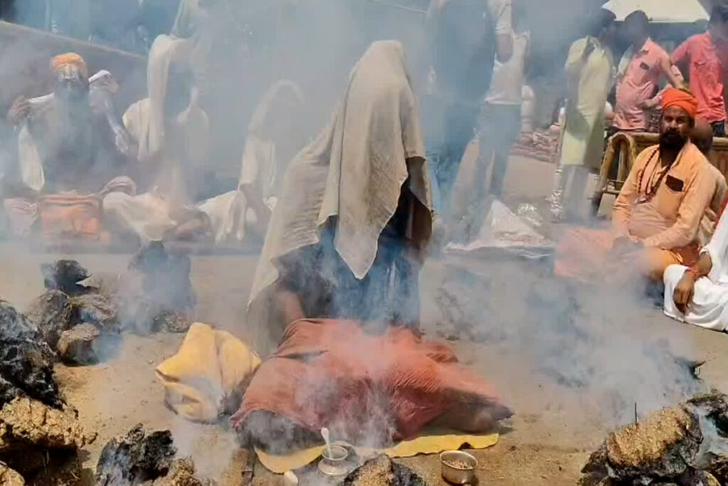 Bhind Sadhu Saint Protest with Dhuni | Image Source | IBC24