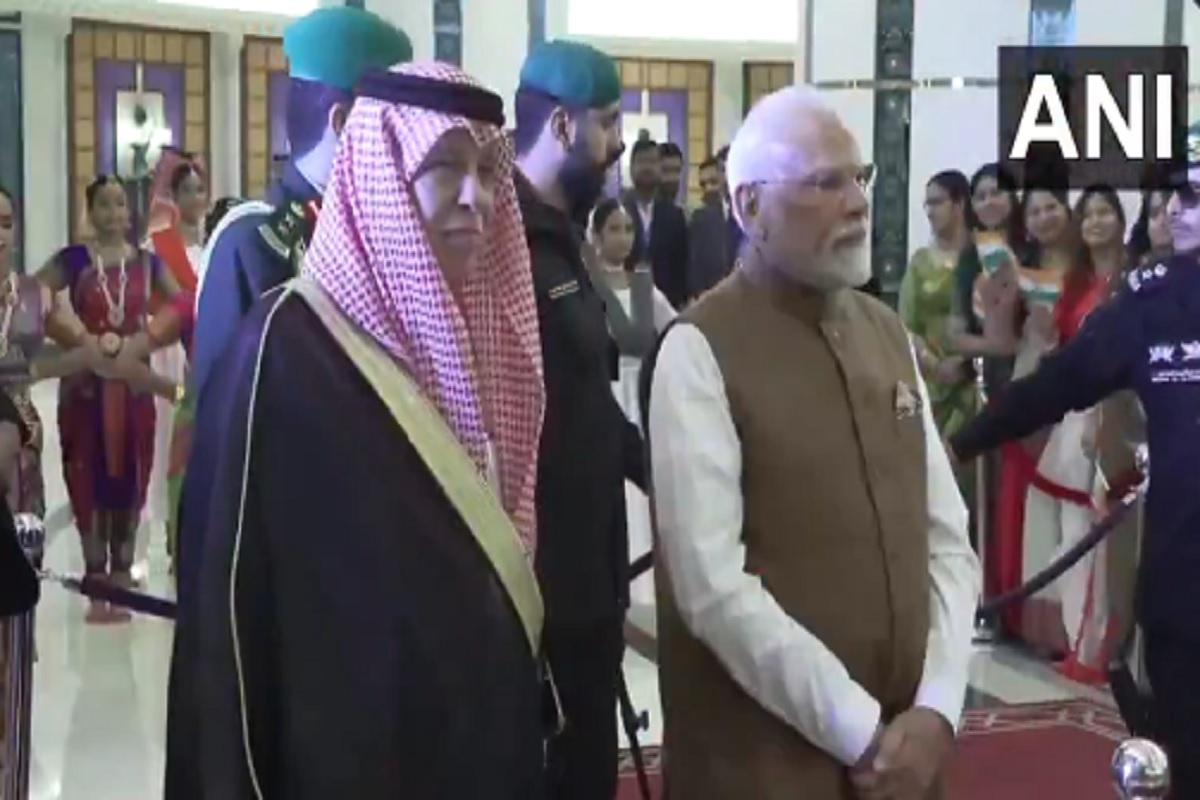 PM Modi Saudi Arab Visit: दो दिवसीय दौरे पर जेद्दा पहुंचे पीएम मोदी, जेद्दा में मिला भव्य स्वागत और 21 तोपों की सलामी