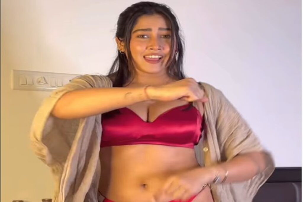 Social media influencer sexy video in red bikini, image source: sofia9__official
