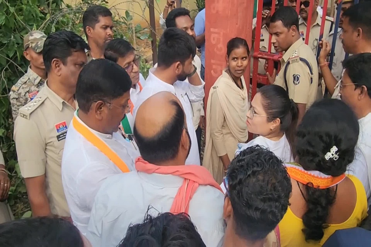 CG News: थाने गए थे नाबालिग छात्रा को न्याय दिलाने, आपस में ही भिड़ गए दो कांग्रेस नेता, खुलेआम एक दूसरे पर लगाए गंभीर आरोप