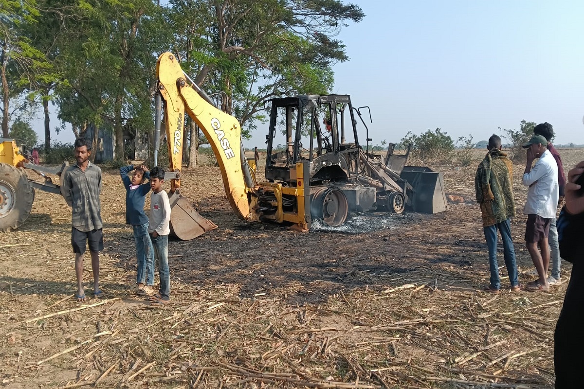 नक्सलियों ने की सड़क निर्माण में लगे मुंशी की हत्या, JCB और ग्रेडर मशीन में लगाई आग, पुलिस ने शुरू की सर्चिंग