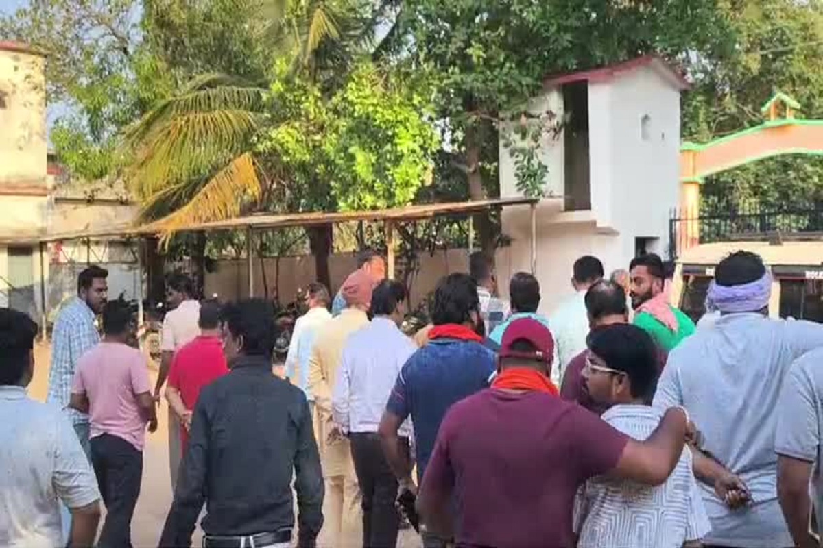 CG News: शहर के बीच चौक में मुस्लिम युवक की पिटाई, दुष्कर्म से गर्भवती हुई हिंदू युवती, चप्पलों का माला पहनाकर घुमाया