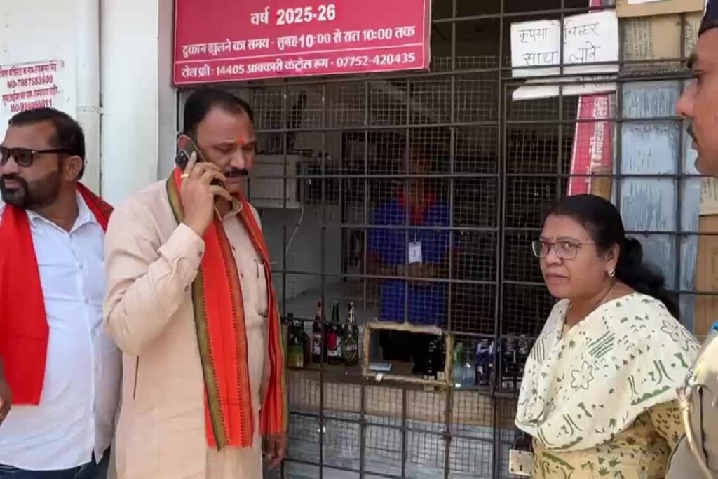 Health Minister at liquor shop, image source: ibc24