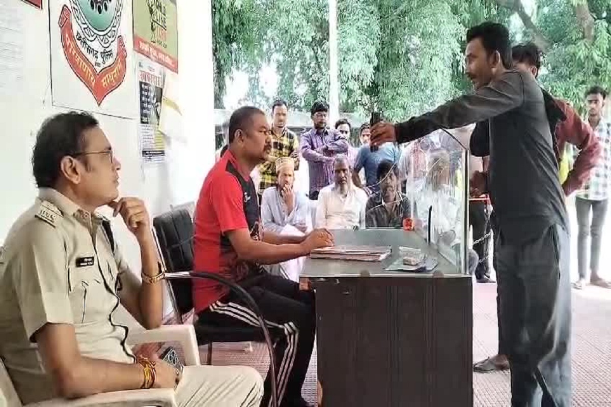 Jashpur news: छत्तीसगढ़ में अवैध प्रवासियों-किराएदारों की जांच, ऐसे मकान मालिकों के खिलाफ होगी सख्त कार्रवाई, शहर में 32 बाहरी व्यक्तियों की पहचान