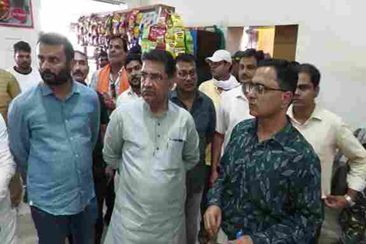 Jabalpur News: रेलवे स्टेशन का औचक निरीक्षण करने पहुंचे सांसद आशीष दुबे, खराब कुर्सियां देख अधिकारियों को लगाई फटकार, रेलयात्रियों से भी लिया फीडबैक