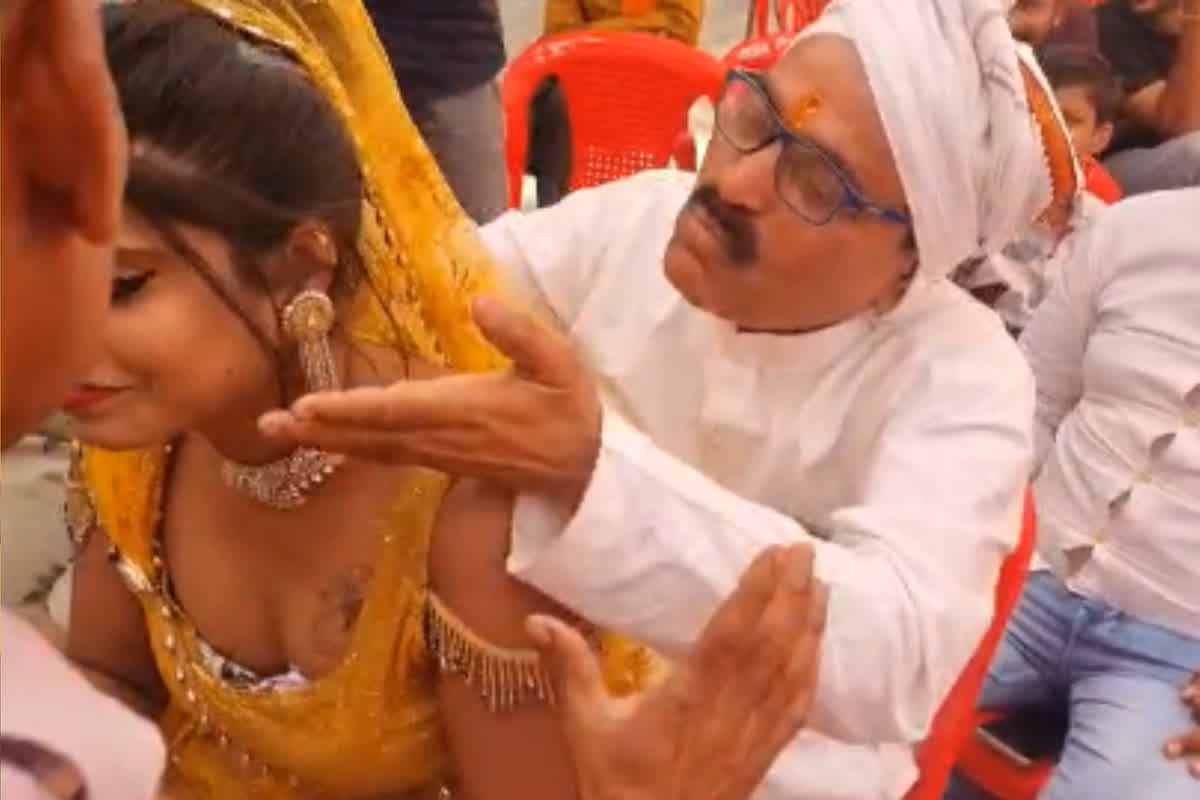 BJP Leader with Dancer: महिला डांसर को गोद में बैठाकर लेने लगे चुम्मा, भाजपा नेता का वीडियो वायरल होते ही मचा बवाल