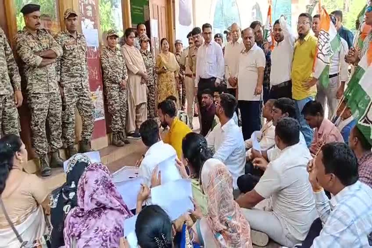 Dhamtari News: निगम दफ्तर के बाहर कांग्रेस पार्षदों का हंगामा, महतारी वंदन योजना समेत 6 मांगों को लेकर किया प्रदर्शन, कलेक्ट्रेट घेराव की चेतावनी भी दी