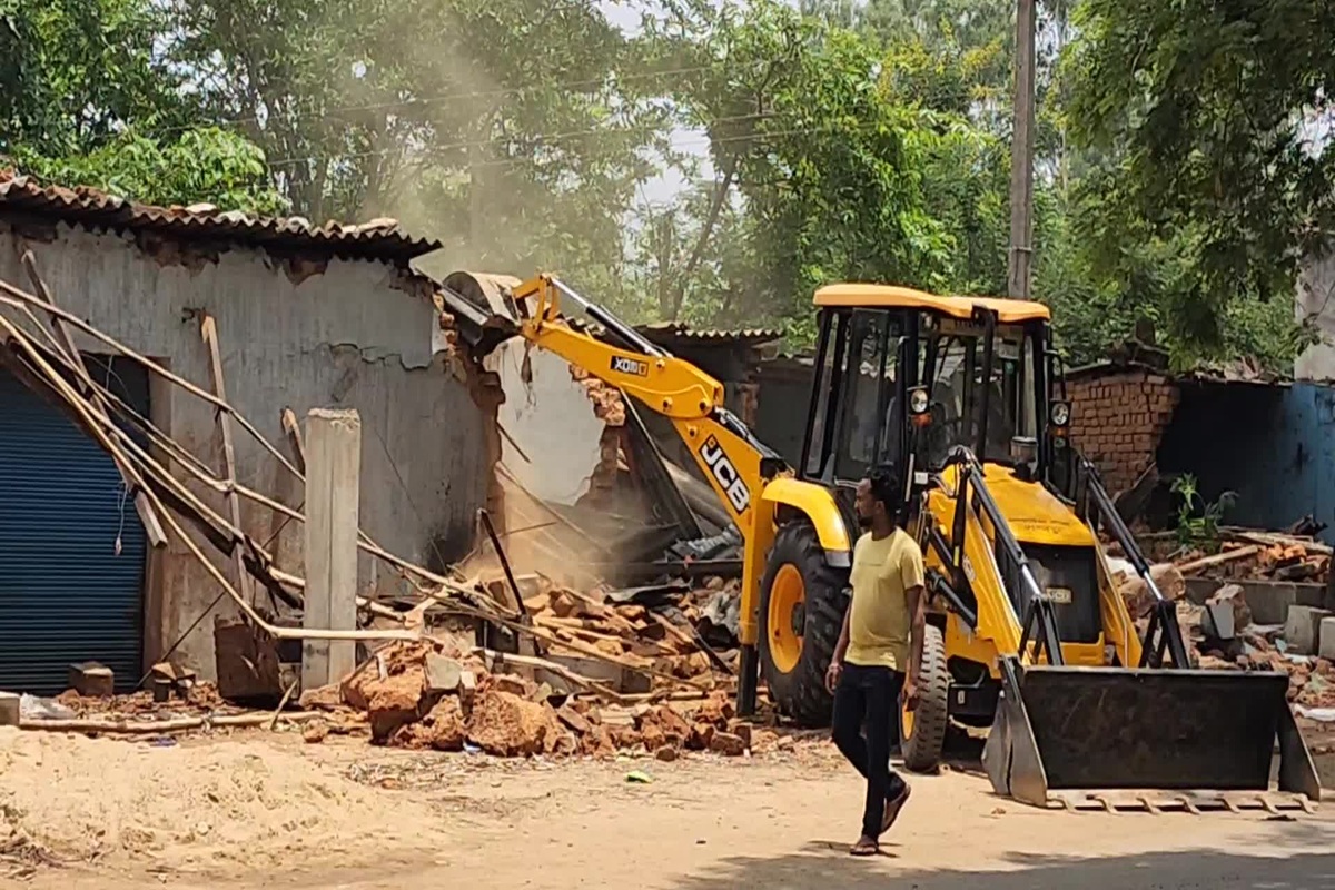 Surajpur news: अवैध अतिक्रमण पर चला जिला प्रशासन का बुलडोजर, 19 दुकानें जमींदोज, 13 पर की गई तोड़फोड़