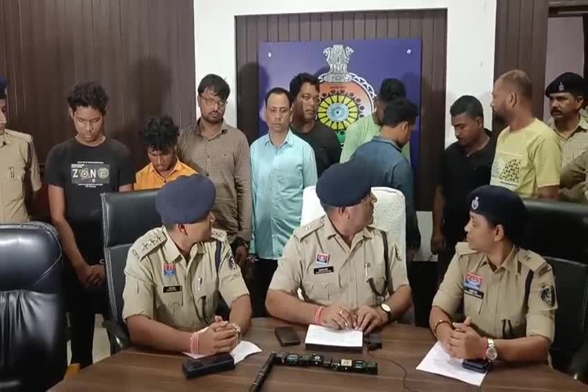 Durg News: बंद कमरे में युवती संग संबंध बना रहा था डॉक्टर, गांव वालों ने वीडियो बनाकर किया वायरल, दुर्ग सुसाइड केस में 9 आरोपी गिरफ्तार