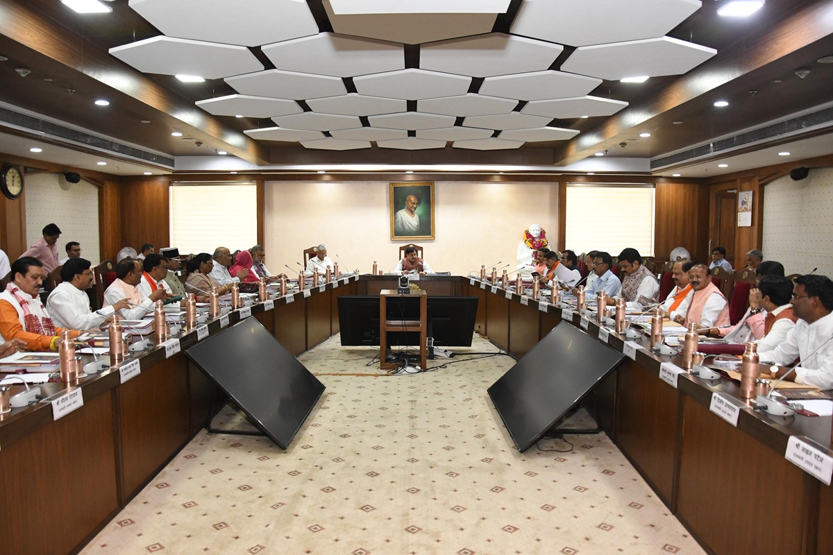 Mohan Cabinet ke faisle: टाइपराइटर के पद हटाकर कंप्यूटर ऑपरेटर के पदों को मंजूरी, किसानों की आय दोगुना करने और नारी सशिक्तकरण को लेकर कई निर्णय