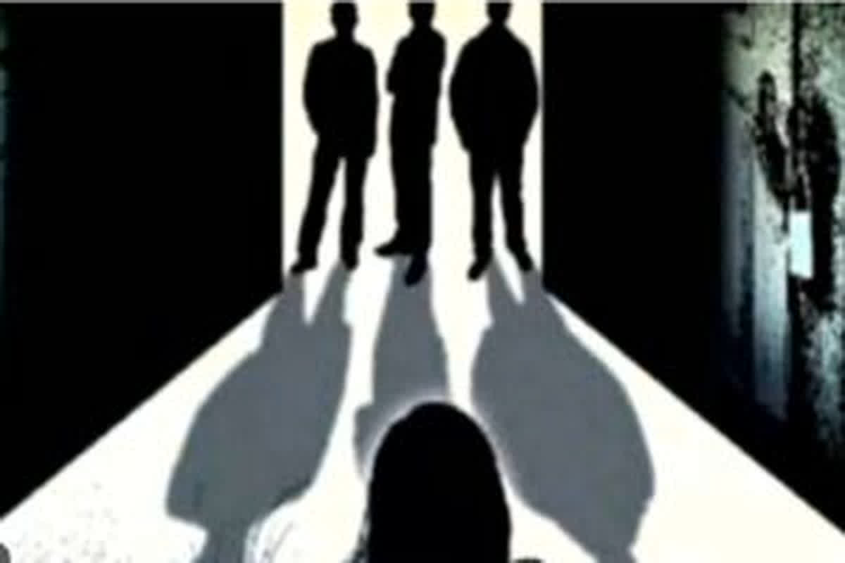 Girl raped at gunpoint: बंदूक की नोक पर लड़की से दुष्कर्म, दो लोग गिरफ्तार, तीसरे आरोपी की तलाश जारी