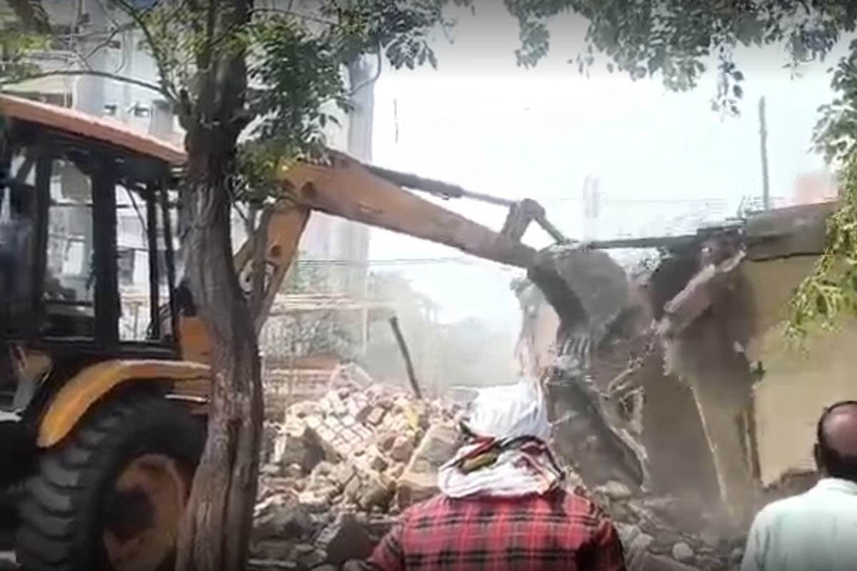 Bilaspur News: शहर में निगम की बड़ी कार्रवाई! 30 से ज्यादा अवैध मकानों और दुकानों को किया जमींदोज
