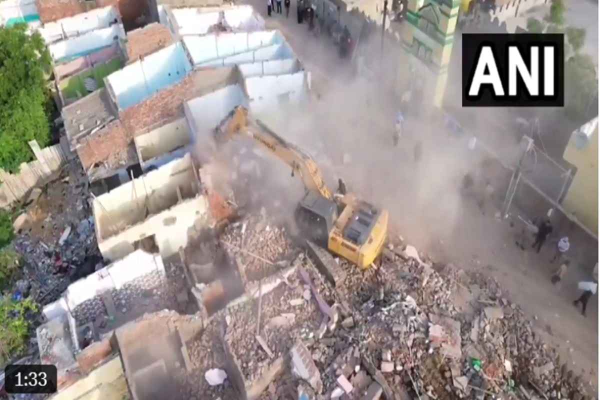 Bulldozer Action in Ahmedabad: सुबह-सुबह बुलडोजर एक्शन से मचा हड़कंप.. 2.5 लाख वर्ग मीटर जमीन से अतिक्रमण हटाने का शुरू हुआ ऑपरेशन, देखें वीडियो
