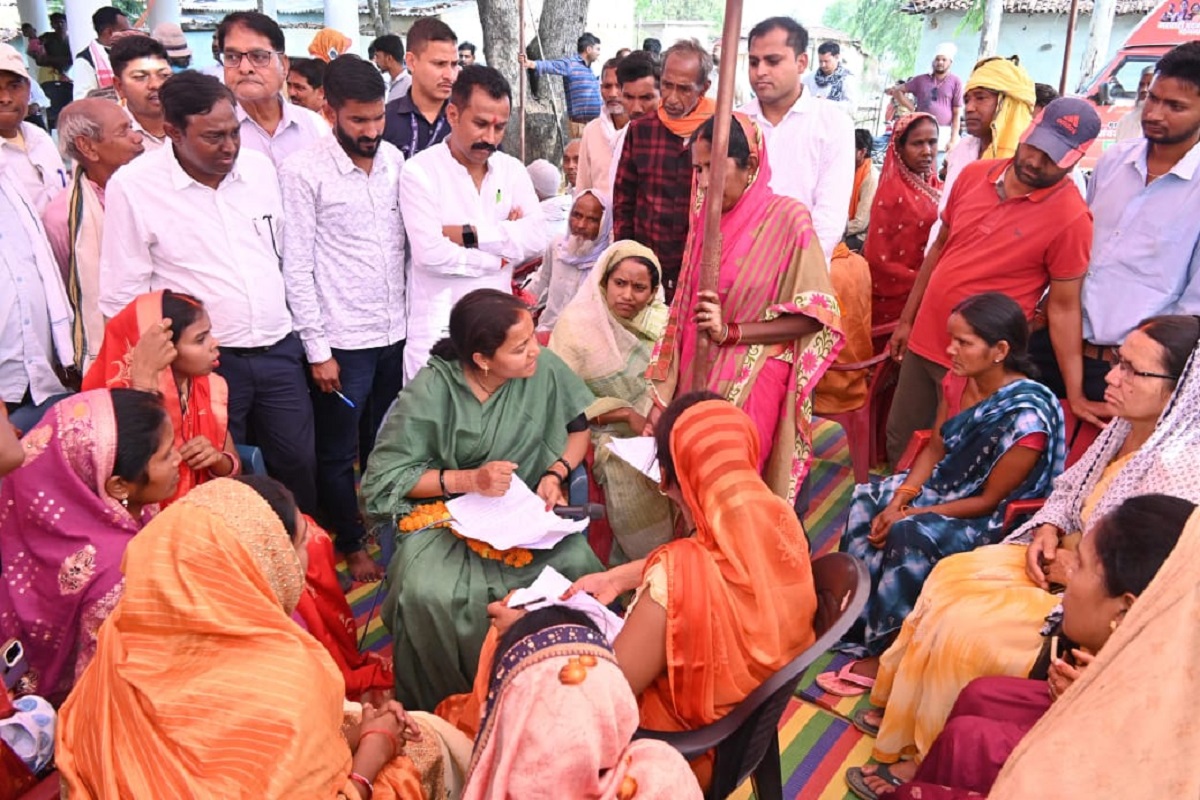 CG News: निर्देश के बाद भी नहीं पहुंचे अधिकारी, भड़की मंत्री लक्ष्मी राजवाड़े, थमाया कारण बताओं नोटिस