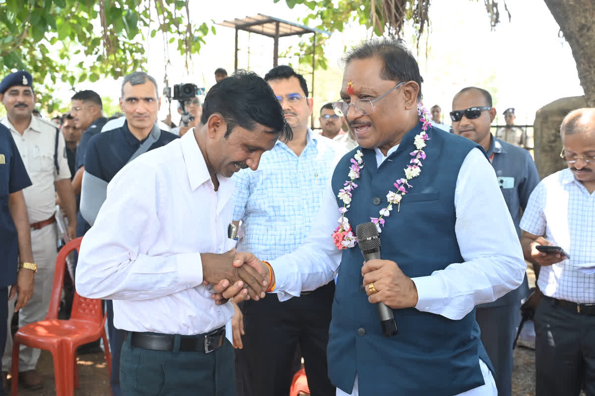 Sushasan Tihar 2025: खुद ग्राउंड जीरो पर उतरे सीएम विष्णुदेव साय, अचानक पहुंचे बेमेतरा के सहसपुर, लिया ग्रामीणों से सीधा फीडबैक