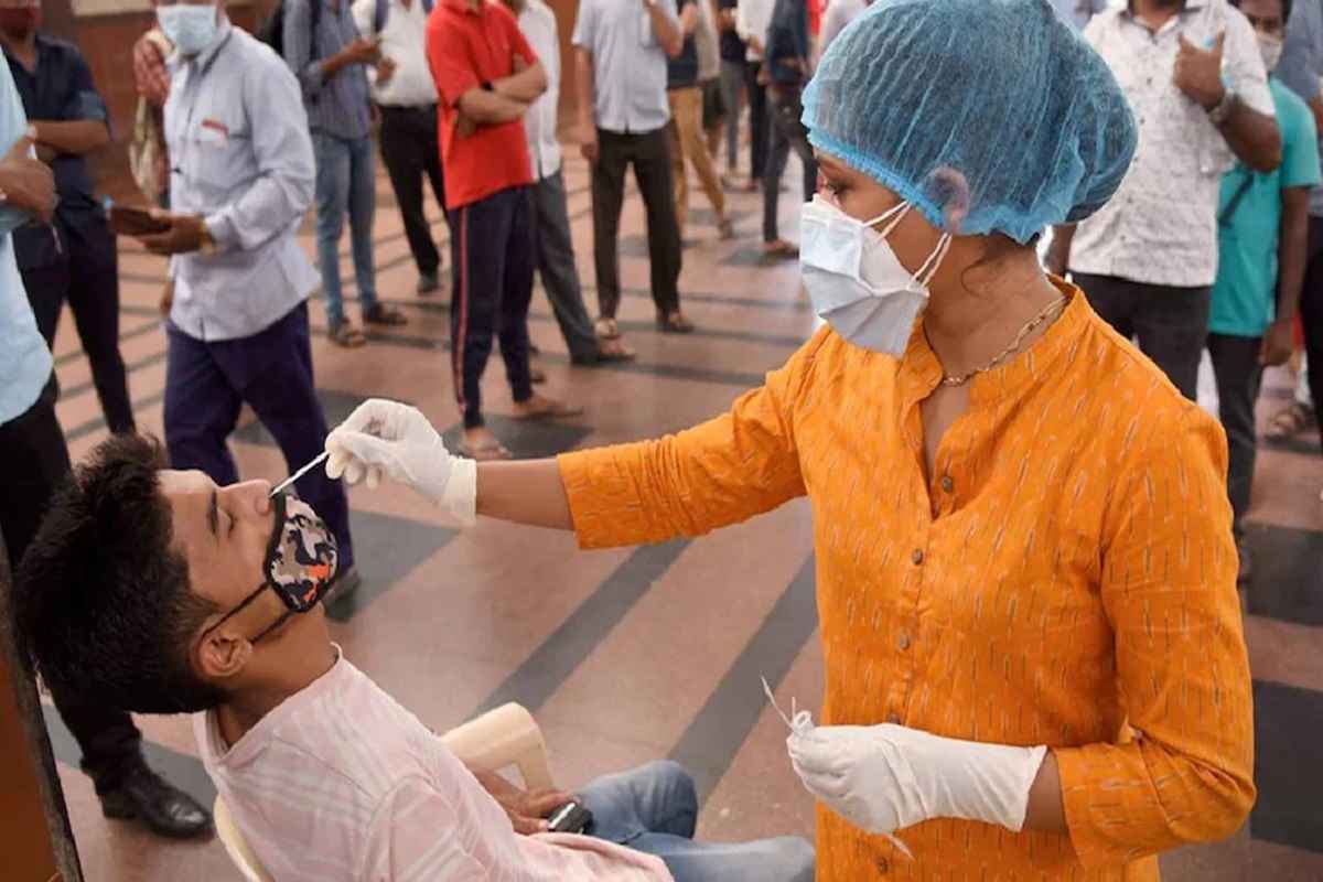 COVID-19 Cases in India: डराने लगा कोरोना! राजधानी में 104 लोग पॉजिटीव, 7 लोगों की मौत, जानें देशभर में एक्टिव केस की संख्या