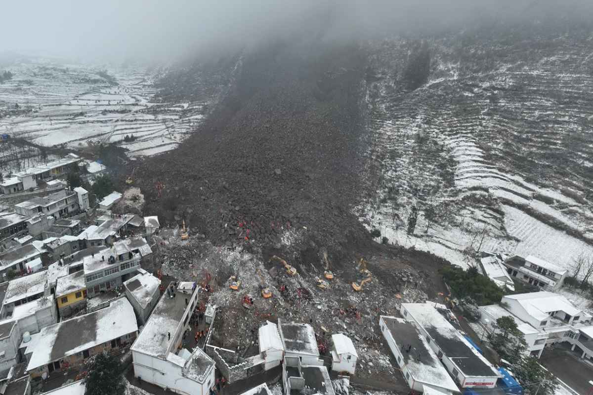 Landslide in China: भूस्खलन ने मचाई तबाही.. इतने लोगों की मौत, मलबे में दबे कई लोग अब भी लापता, मचा हड़कंप