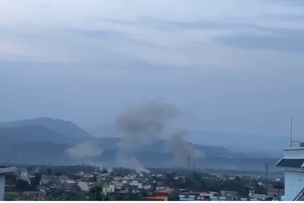 India Pakistan War Latest News: हवाई हमले से दहला जम्मू का ये इलाका! जोरदार विस्फोट के बाद उठा धुआं, बजने लगे हवाई सायरन