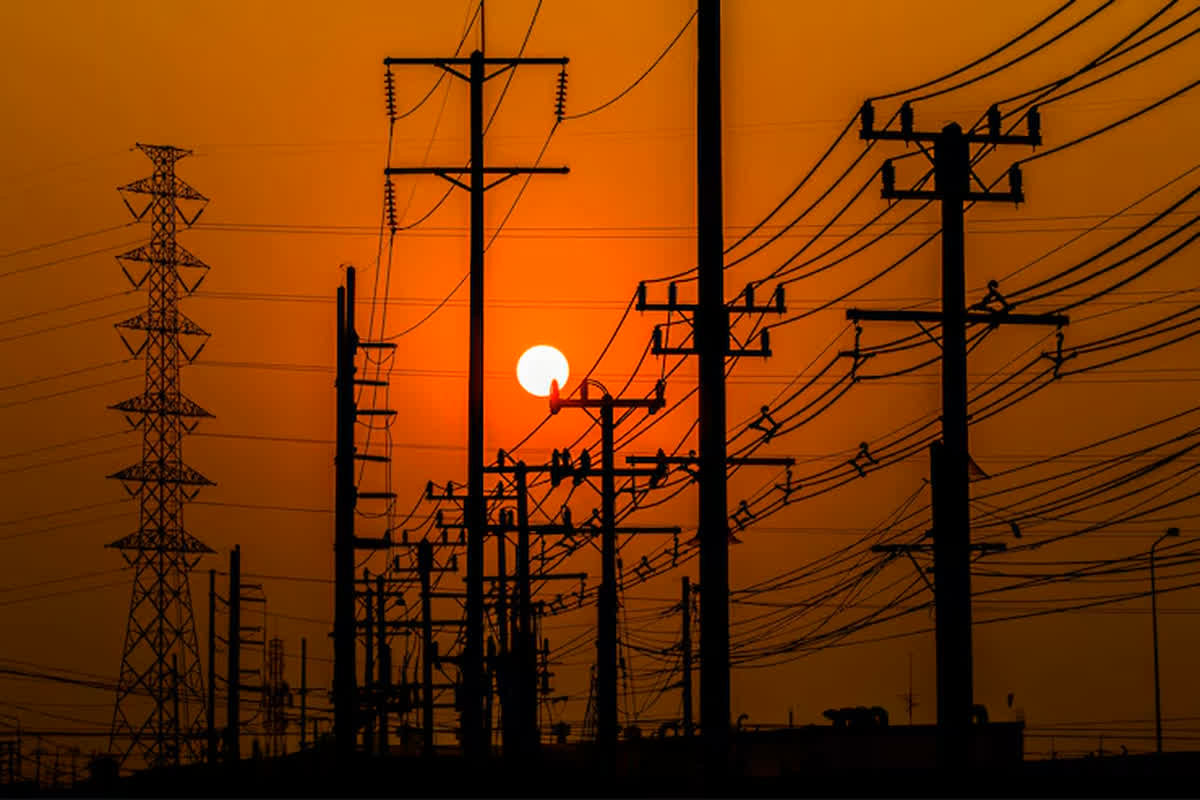 Electricity Bill Hike: महंगाई का एक और झटका, भीषण गर्मी में 7-10% तक महंगी होगी बिजली, उपभोक्ताओं की ढीली होगी जेब