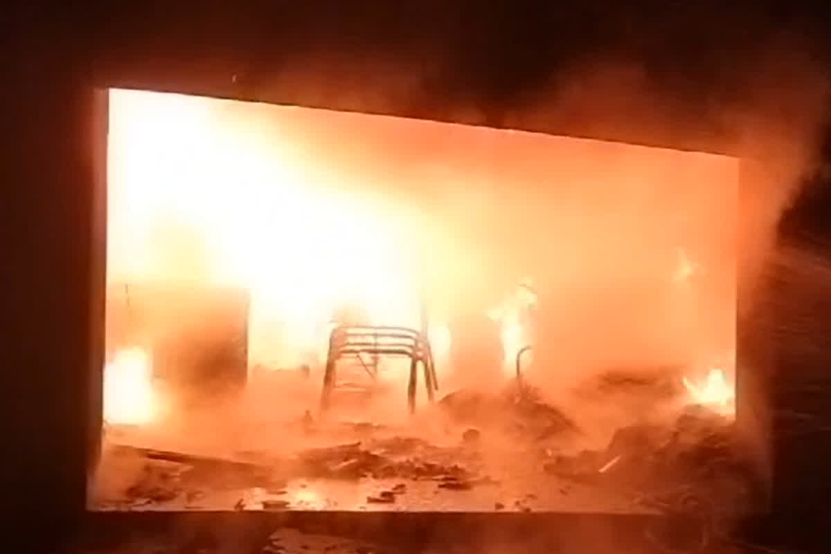 Milwaukee Apartment Fire: अपार्टमेंट में लगी भीषण आग.. काबू नहीं पा सकी दमकल टीम तो लोगों ने खिड़कियों से कूदकर बचाई जान, इतने लोगों की मौत