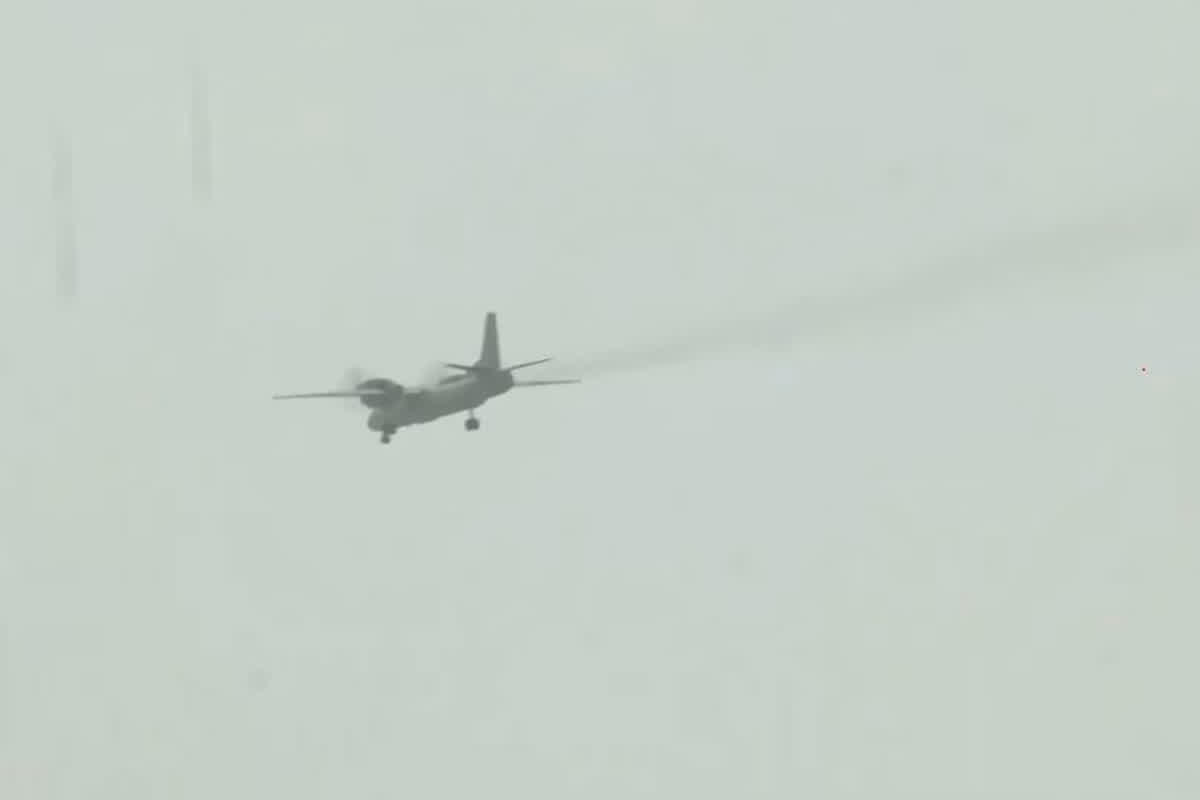 Flypast in Ganga Expressway: पाकिस्तान से तनाव के बीच वायुसेना का युद्धाभ्यास, गंगा एक्सप्रेस-वे पर राफेल-जगुआर ने दिखाई ताकत, देखें वीडियो