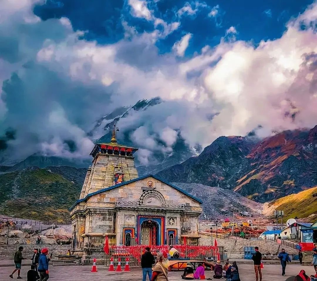 मंदिर हिमालय की गोद में स्थित है, जो प्राकृतिक सौंदर्य का एक अद्भुत उदाहरण है।यह मंदिर भगवान शिव के भक्तों के लिए एक पवित्र स्थल है।(Image credit-X Handle)