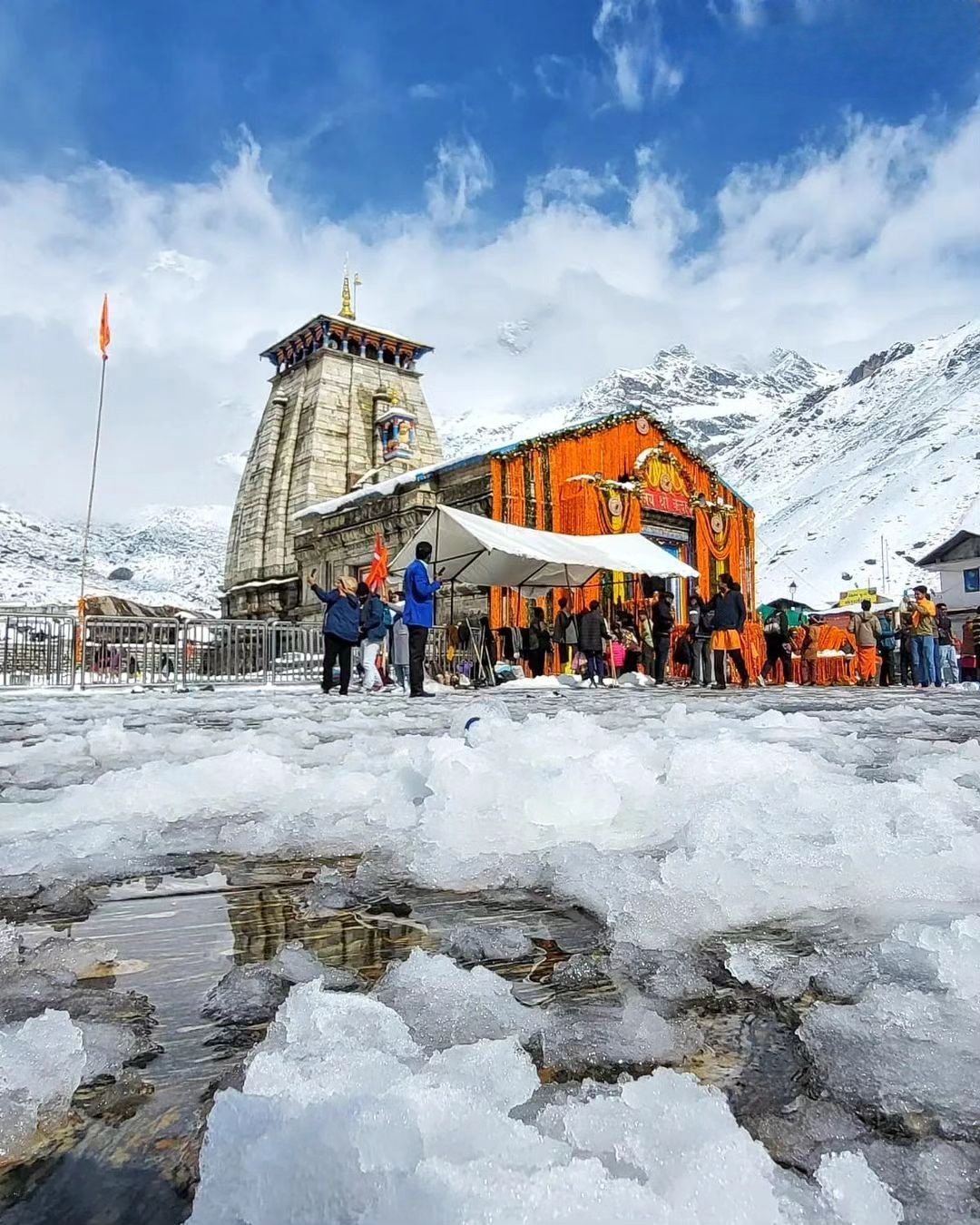 केदारनाथ यात्रा धार्मिक महत्व की है, जो भगवान शिव के भक्तों के लिए एक पवित्र अनुभव है।विश्व धरोहर: केदारनाथ मंदिर एक विश्व धरोहर स्थल है, जो अपनी अद्वितीय वास्तुकला और प्राकृतिक सौंदर्य के लिए प्रसिद्ध है।(Image credit-X Handle)