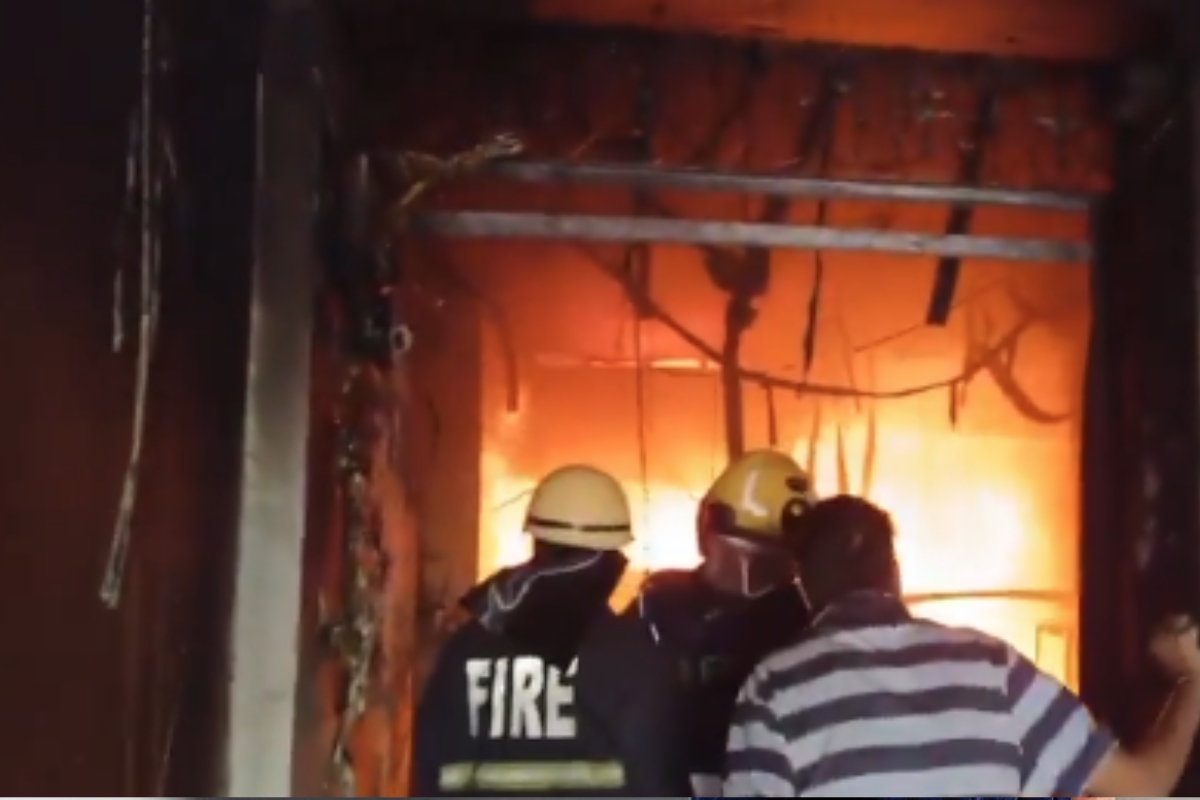 Fire in Gulzar House: गुलजार हाउस में भीषण आगजनी, जिंदा जल गए 8 लोग और कई घायल, बढ़ सकता है मृतकों का आंकड़ा