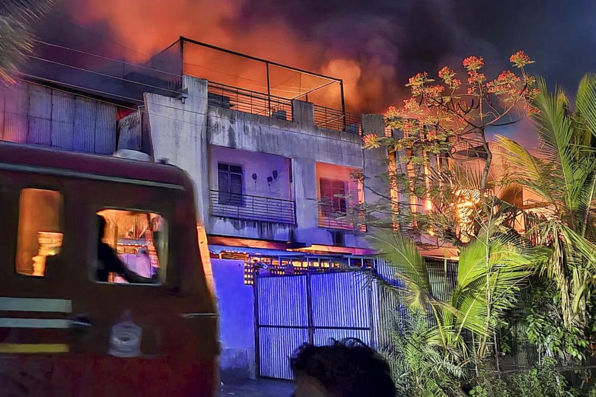 Solapur Fire Case Updates: सोलापुर में ‘मौत की आग’ ने छीन ली 8 जिंदगियां.. बचाव के काम में जुटे दमकल के कर्मी भी जख्मी, PMO ने भी जताया दुःख