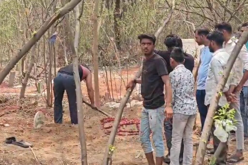 Khandwa News Today: कब्रिस्तान में महिलाओं के कब्र की मिट्टी हटाकर किया ऐसा काम / Image Source: IBC24