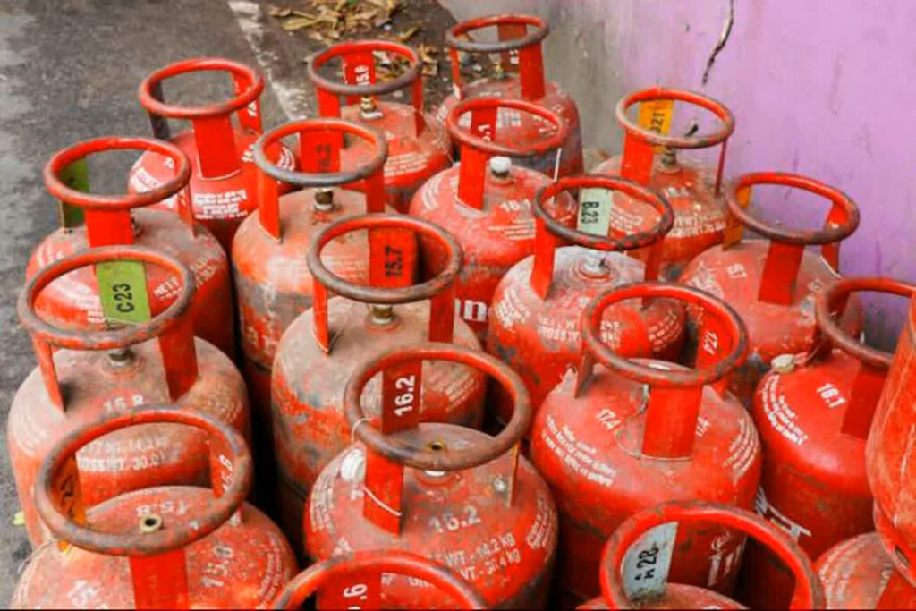 Domestic LPG Cylinder Price Today: रसोई गैस 80 रुपए सस्ता, दिवाली से पहले आम जनता को बड़ी राहत / Image: File