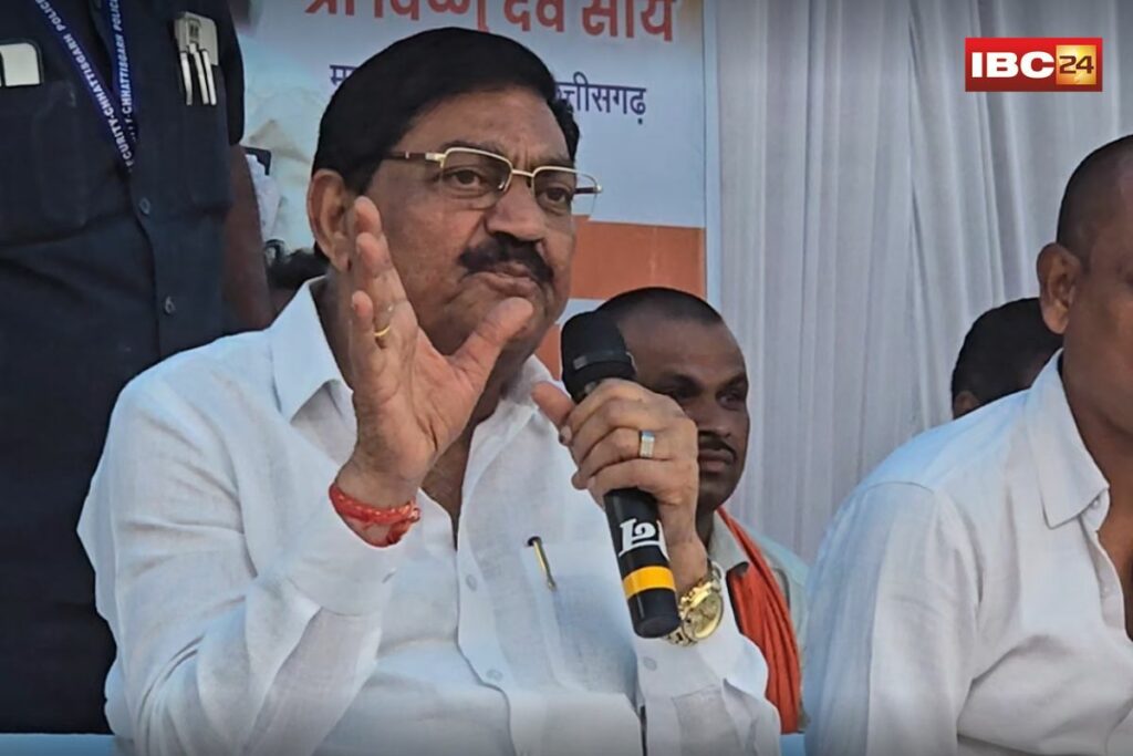 Minister Dayaldas Baghel Action | Image Source | IBC24