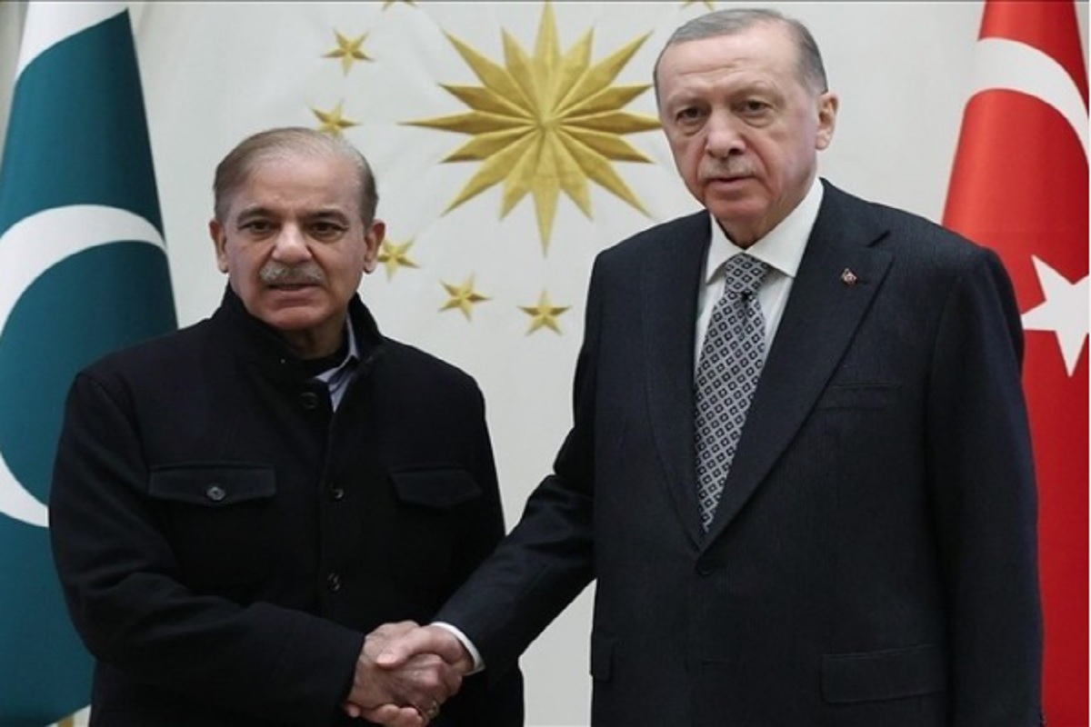 Shahbaz Sharif in Turkey: एर्दोगन का अहसान चुकाने तुर्किये पहुंचे पाक PM शाहबाज शरीफ.. भारत के खिलाफ साथ देने पर कहा ‘शुक्रिया’