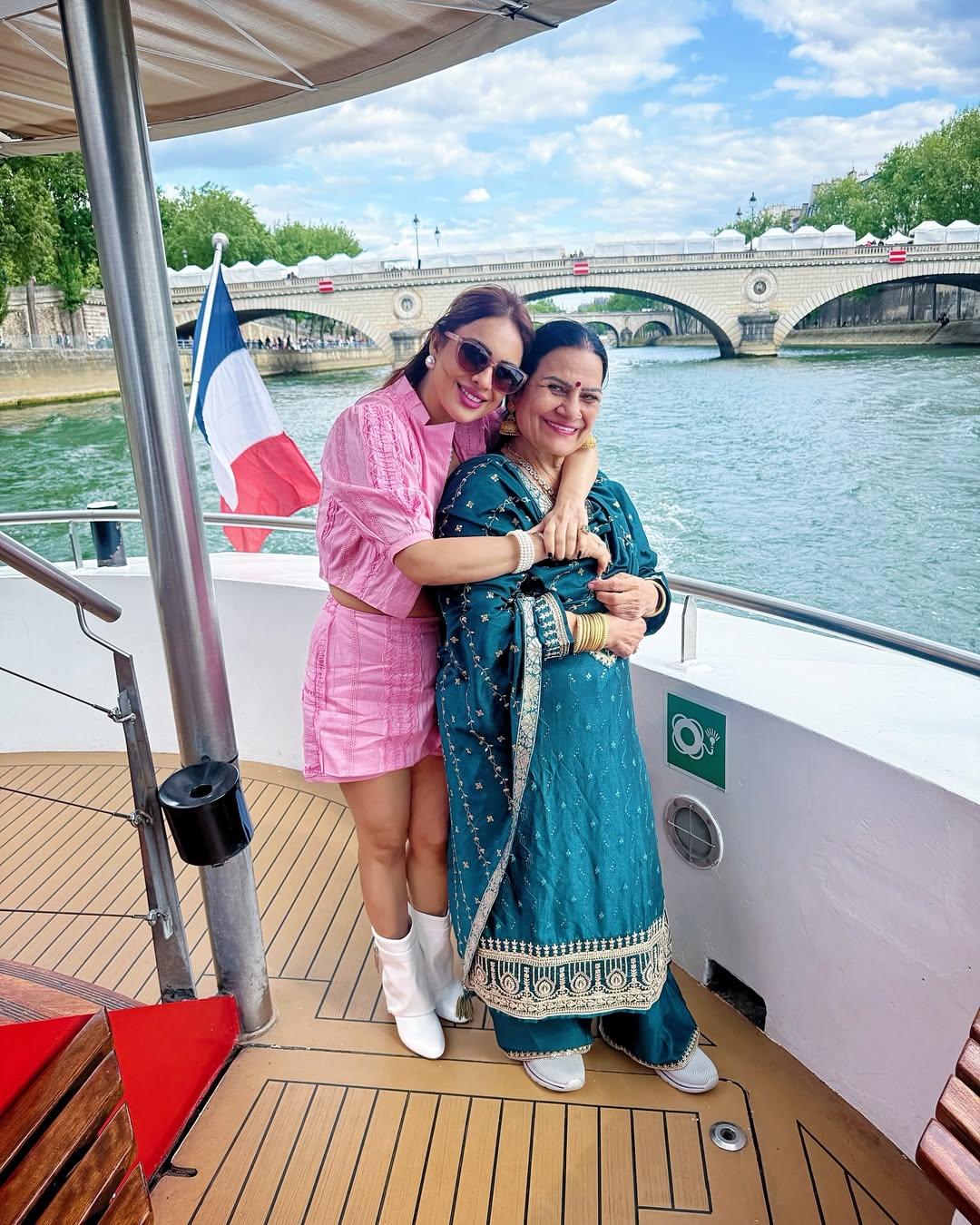 नेहा मलिक ने अपनी मां मंजू मलिक के साथ पेरिस की यात्रा की, जिसे उन्होंने "माँ-बेटी की यादगार यात्रा" बताया। यह यात्रा उनके लिए विशेष थी क्योंकि यह उनकी मां की पहली पेरिस यात्रा थी। उन्होंने लिखा, "मेरी सबसे अच्छी यात्रा साथी @manjumalik335 के साथ पेरिस"। Image credit: nehamalik335